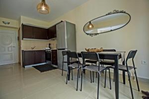 A kitchen or kitchenette at Deep Purple House 4
