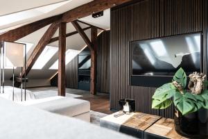 TV a/nebo společenská místnost v ubytování Le Bijou LQ80 Jacuzzi Penthouse