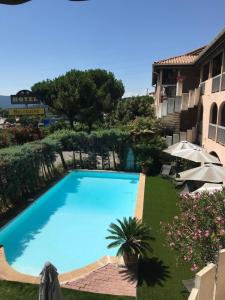 Výhled na bazén z ubytování Hôtel Belvedère Cannes Mougins nebo okolí