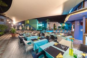 pusta restauracja z niebieskimi stołami i krzesłami w obiekcie Club Vista Serena w mieście Maspalomas