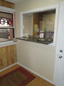 A kitchen or kitchenette at Slumberland Motel Mount Holly
