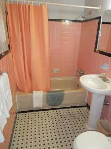 Bilik mandi di Slumberland Motel Mount Holly