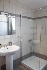 A bathroom at Deep Purple House 4