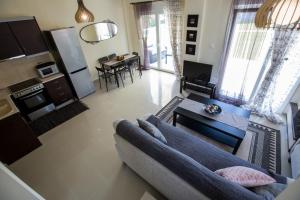A kitchen or kitchenette at Deep Purple House 4