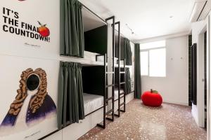 Pokój z łóżkami piętrowymi i znakiem, który odczytuje ostateczne odliczanie w obiekcie 2060 The Newton Hostel w Madrycie