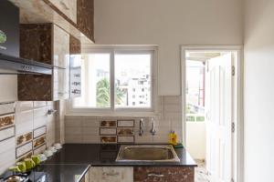 Kuchyň nebo kuchyňský kout v ubytování Mistyblue Serviced Apartments