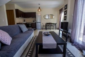 A kitchen or kitchenette at Deep Purple House 4