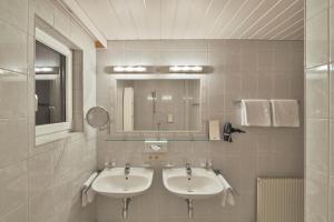 ザンクト・アントン・アム・アールベルクにあるApart Wolfgang Birklのバスルーム(洗面台2台、鏡付)