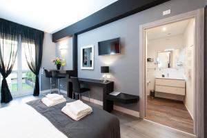 A bed or beds in a room at Brunelleschi Holidays Hostel