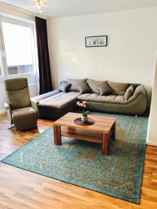 - un salon avec un canapé et une table basse dans l'établissement Deluxe Apartments in Hearth of Downtown, à Düsseldorf