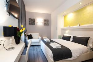 A television and/or entertainment centre at Brunelleschi Holidays Hostel
