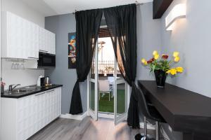 A kitchen or kitchenette at Brunelleschi Holidays Hostel