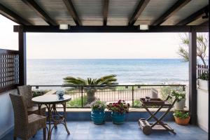 balcón con vistas al océano en Terrazza a mare Corallo, en Marina di Ragusa