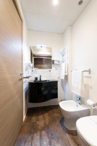 A bathroom at Brunelleschi Holidays Hostel