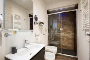 A bathroom at Brunelleschi Holidays Hostel
