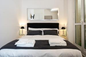 A bed or beds in a room at Brunelleschi Holidays Hostel