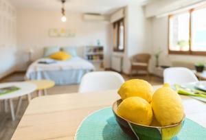 a bowl of lemons on a table in a room at Apartamento Caunedo in Madrid