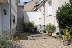 a small courtyard with a table and some plants at La Sichonnette in Vichy
