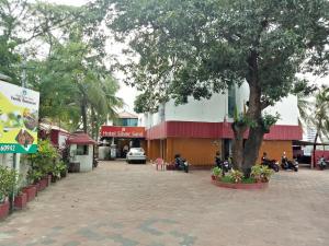 un edificio con un albero in mezzo a una strada di Hotel Silver Sand a Trivandrum