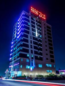 ein Gebäude mit einem Hotelschild darüber in der Unterkunft Hala Inn Hotel Apartments - BAITHANS in Ajman 
