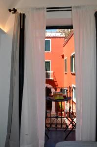 Camera con tende bianche e balcone. di i 26 Gradini Capri a Capri
