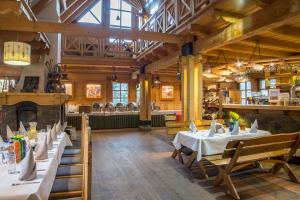Reštaurácia alebo iné gastronomické zariadenie v ubytovaní Hotel Nosalowy Dwór