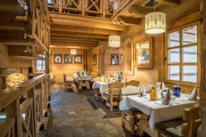 Reštaurácia alebo iné gastronomické zariadenie v ubytovaní Hotel Nosalowy Dwór