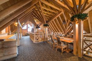 Reštaurácia alebo iné gastronomické zariadenie v ubytovaní Hotel Nosalowy Dwór