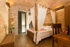 ジローナにあるHotel Històricのベッドルーム1室(天蓋付きベッド1台付)