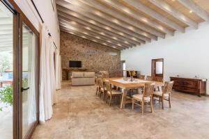 - une salle à manger avec une table et des chaises dans l'établissement Binibona Gran, à Selva