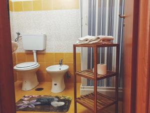 パエストゥムにあるB&B Villa Rosaの小さなバスルーム(トイレ、シンク付)