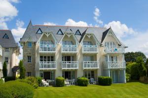 een uitzicht op een groot huis met een gazon bij Residence Cap Glenan - maeva Home in Bénodet