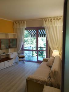 a living room with a couch and a television at Sara by PortofinoVacanze in Rapallo