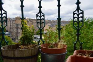 Зображення з фотогалереї помешкання Central Edinburgh 4 Bedroom Flat в Едінбурзі