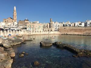 un grupo de personas nadando en un cuerpo de agua en Apulianstay-Hellen House, en Monopoli