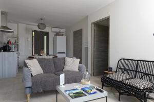 sala de estar con sofá y mesa en Les Lodges du Pic en Saint-Jean-de-Cuculles