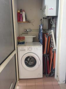 uma máquina de lavar e secar roupa num pequeno quarto em Roseto degli Abruzzi Fronte Mare em Roseto degli Abruzzi