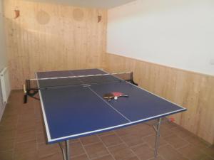 Sadržaji za stoni tenis u ili blizu objekta Apartman Hrabice