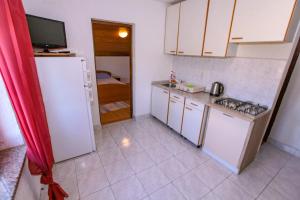 Кухня или мини-кухня в Apartments Dinko
