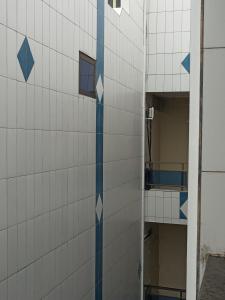 コトヌーにあるHotel FR Palace Tourbillonの青白のタイル張りの建物