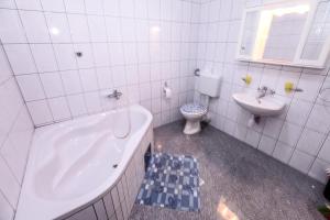 Ванная комната в Apartments Dinko +29 фотографий