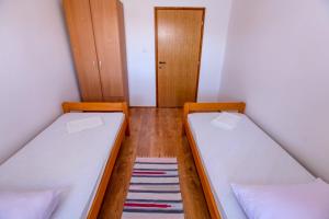 Кровать или кровати в номере Apartments Dinko