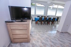 Телевизор и/или развлекательный центр в Apartments Dinko