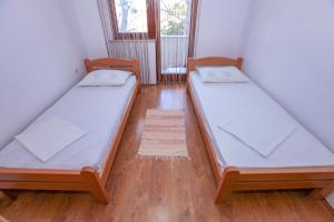 Кровать или кровати в номере Apartments Dinko