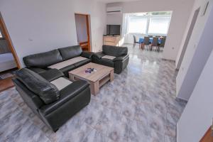 Телевизор и/или развлекательный центр в Apartments Dinko