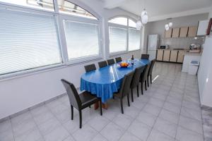 Кухня или мини-кухня в Apartments Dinko
