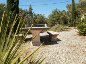 a bench sitting in the middle of a park at Lorgues, La Tourelle, immense piscine, plongeoir, vue, au grand calme in Lorgues