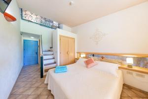 Postel nebo postele na pokoji v ubytování Sant'Elmo Beach Hotel