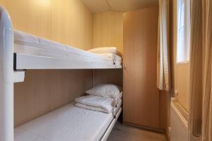 a small room with two bunk beds in it at Vakantie veluwe in Wageningen