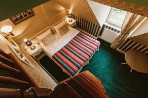 an overhead view of a bedroom with a bed at Via Villa in Nowe Kramsko